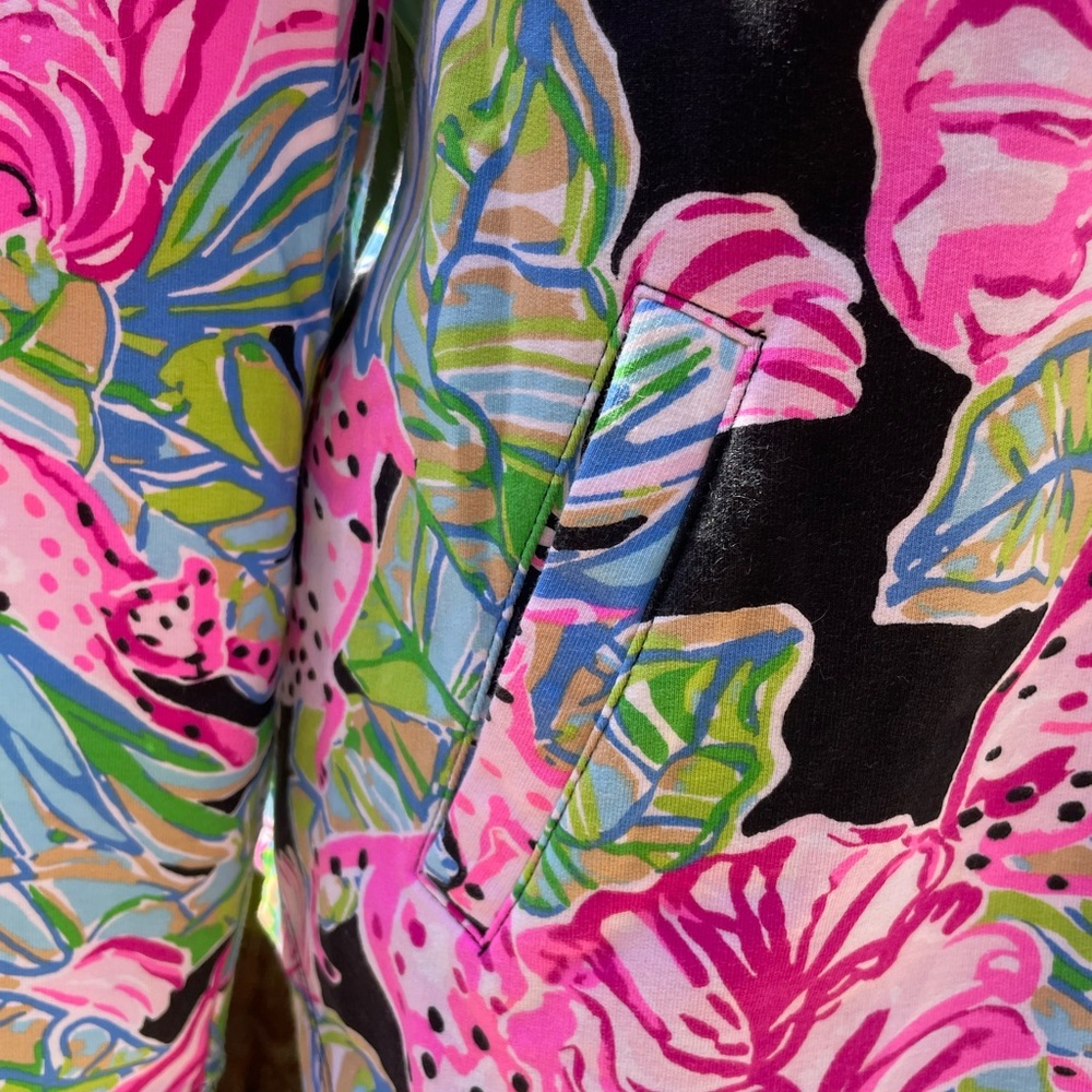Lilly Pulitzer Leona Zip-Up UPF 50+ Jacket in Onyx Jaguar Jungle print - Large - Picture 4 of 6